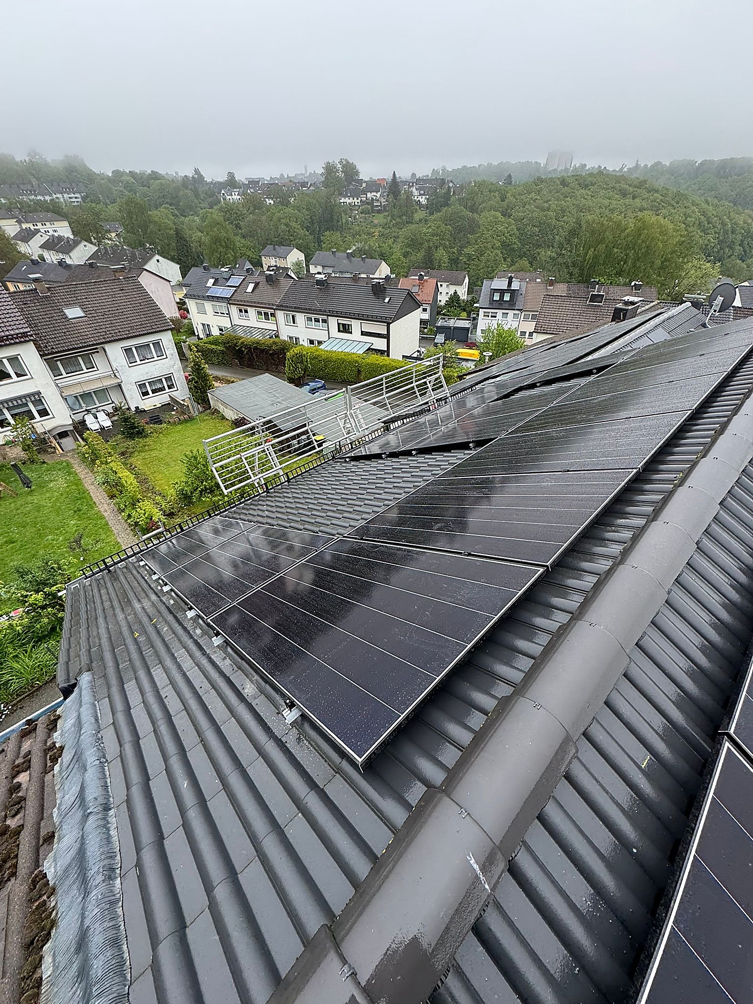 PV-Anlage auf Reihenhausdach mit Aussicht ins Sauerland