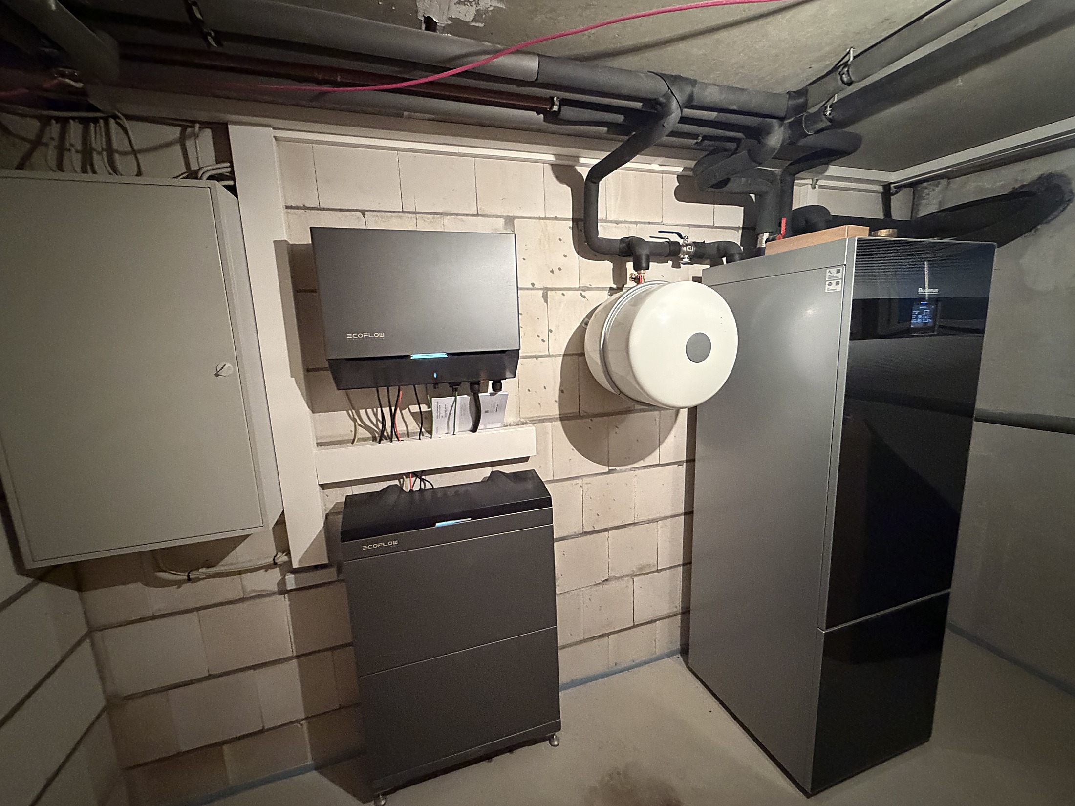 Kompletter Heizraum mit Buderus-Wärmepumpe und Speichertechnik